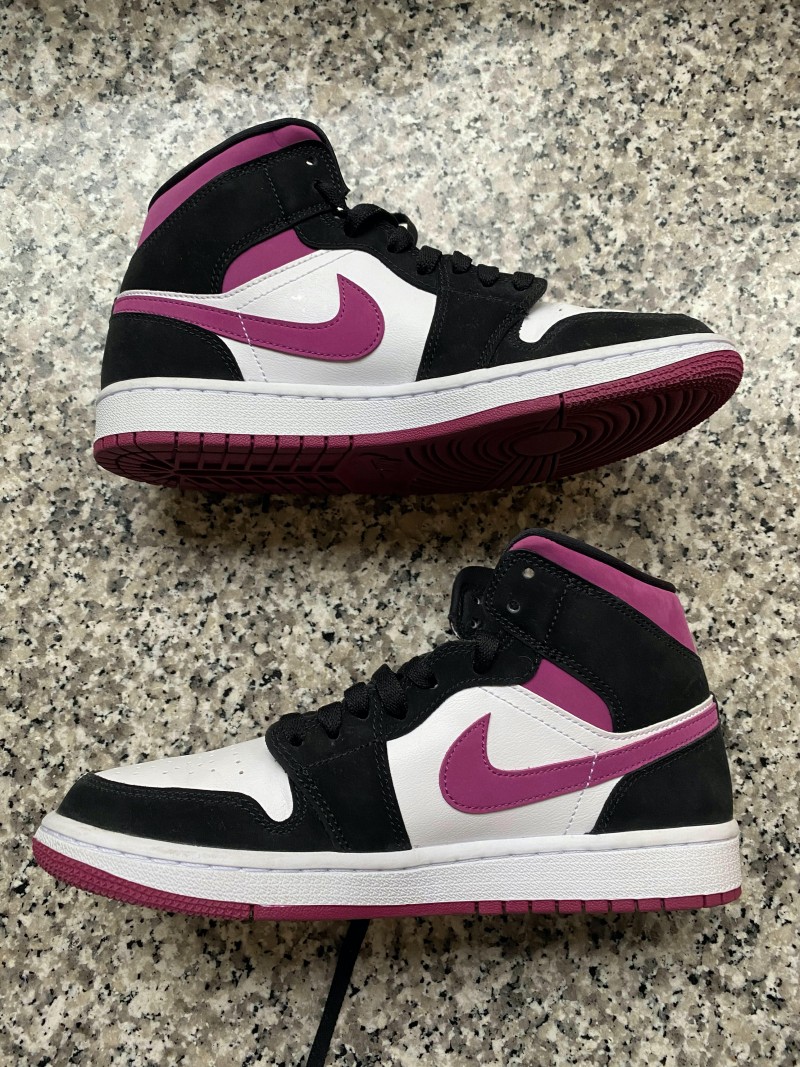 aj1 mid magenta
